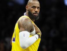 RayBet-詹姆斯回归赛场，大胜首场状态亮眼，独行侠观众沸腾！的简单介绍