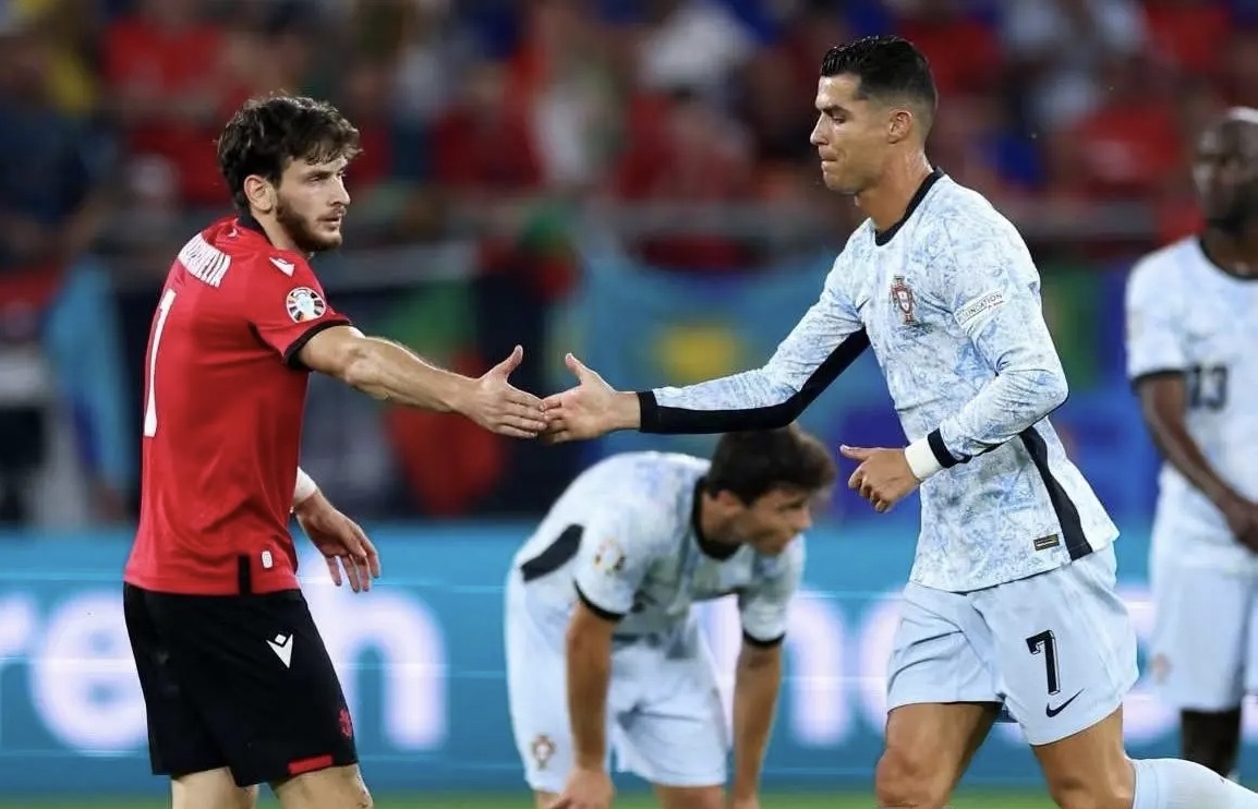 雷竞技-包含C罗连续二十场比赛得分超过精彩发挥，快船挑战极限！的词条